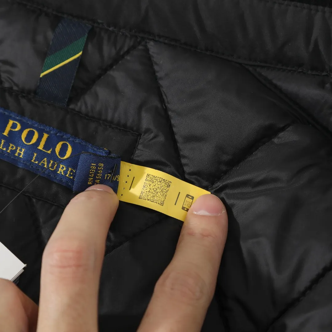 P370 #59 Ralph Lauren classic rhombus quilted cotton jacket for men and women. Inspired by retro workwear, it blends with contemporary British style. The imported machine-pressed rhombus quilting is accurately aligned, and the three-dimensional H-shaped tailoring is neat and slim. It is not bulky when layered in autumn and winter, and still maintains a light style.  Texture is reflected in the details: customized metal buckles, corduroy lapels, breathable eyelets under the arms, and slits on the hem, all replicating the brand's high-end genes. All excipients are standardized!  Five colors to choose from: black/khaki/brown/green/navy blue, easy to switch between commuting, leisure, and travel occasions. Function and appearance coexist: 37.5°C temperature control black technology, breathable and moisture-proof, anti-slip cotton patented fabric, temperature-locking, soft and waxy, durable and stylish. A retro warm-keeping item that can handle low temperatures calmly. The details are all made of craftsmanship, and the style has no limits. It has a classy look that will turn heads.  Color: Khaki Black Navy Green Brown Size: S M L
